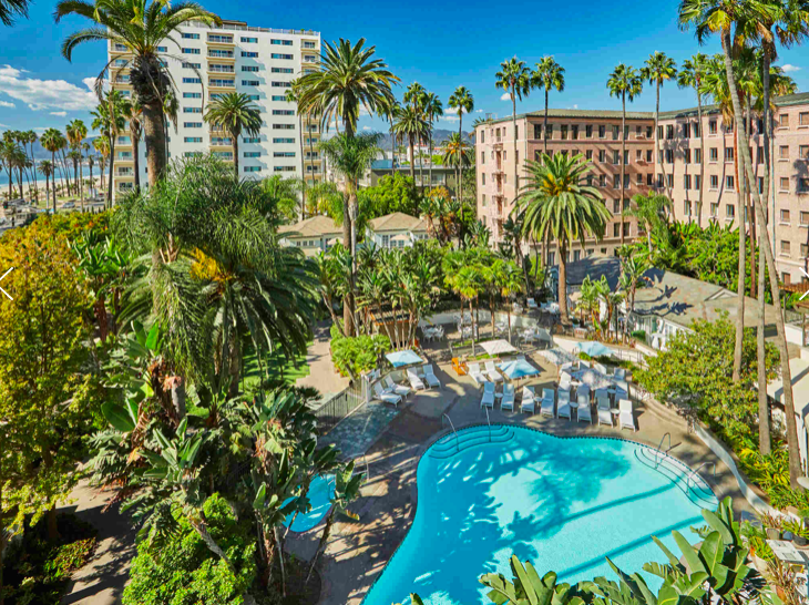 What to pack for sun, sand and surf {plus pools + palm trees!} in Santa Monica? {Photo: Fairmont Miramar Hotel & Bungalows}